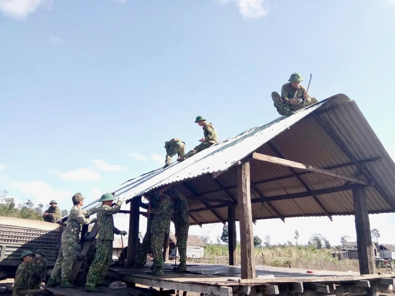 Bộ đội giúp đồng bào vùng cao dựng làng mới